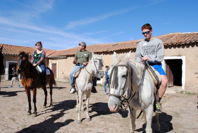 A caballo bajo el sol
